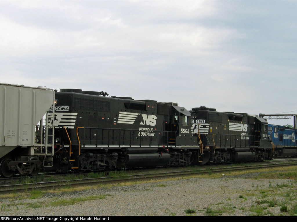 NS 5169 & 5564 switch Glenwood yard